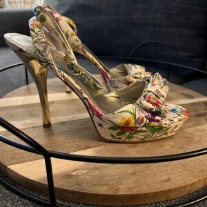 GUESS Women's Floral Platform Heels size 8